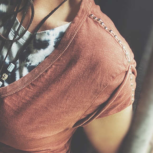 Studded Raw Edge Sleeve V-Neck Tee - Picture 15 of 16